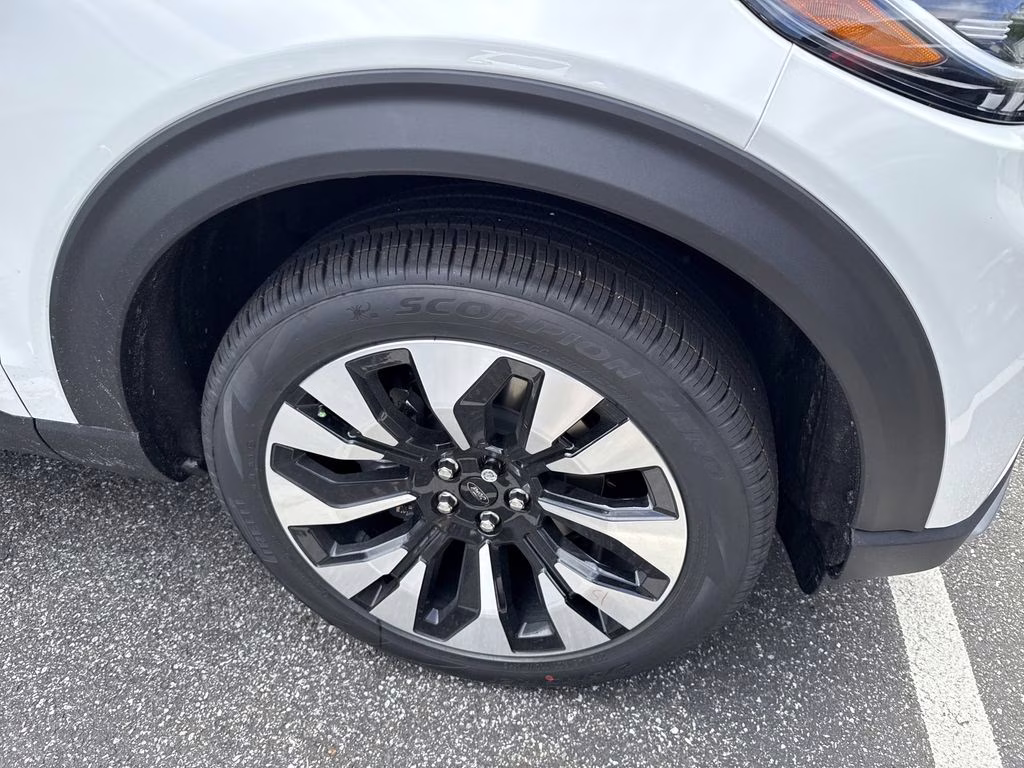 2026 Star White Metallic Tri-Coat Ford Explorer Platinum 4X4 SUV
