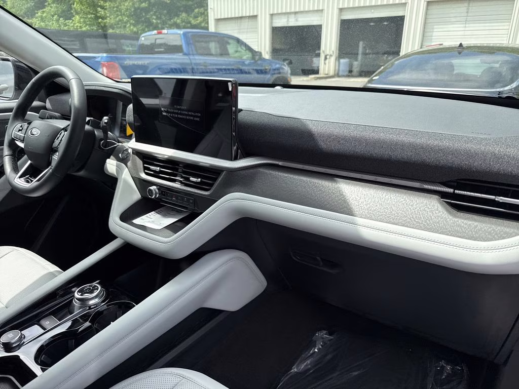2026 Star White Metallic Tri-Coat Ford Explorer Platinum 4X4 SUV
