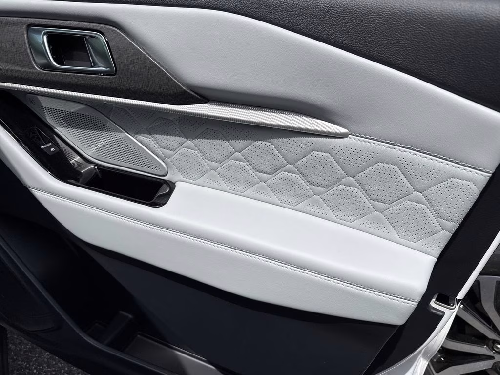 2026 Star White Metallic Tri-Coat Ford Explorer Platinum 4X4 SUV