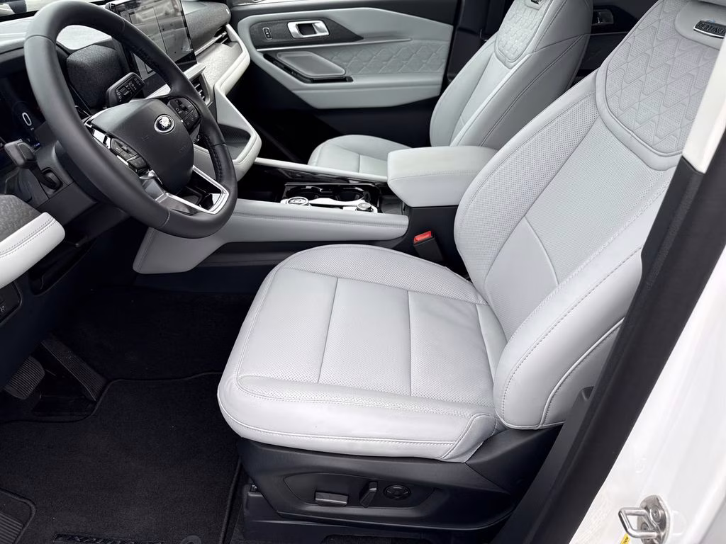 2026 Star White Metallic Tri-Coat Ford Explorer Platinum 4X4 SUV