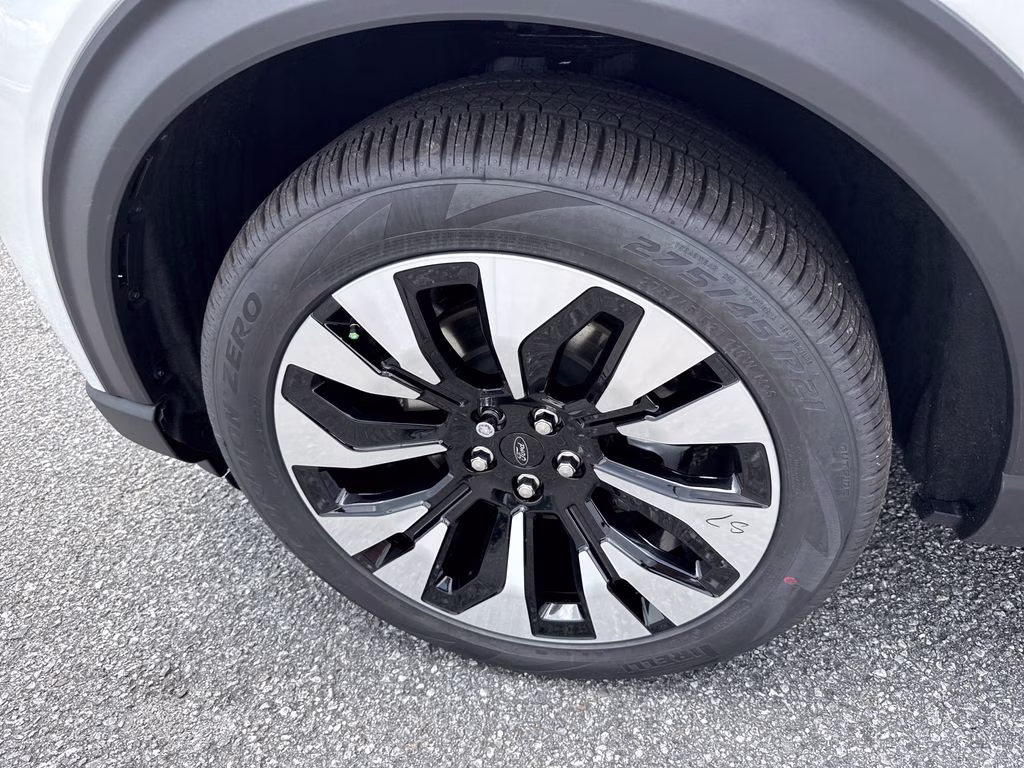 2026 Star White Metallic Tri-Coat Ford Explorer Platinum 4X4 SUV