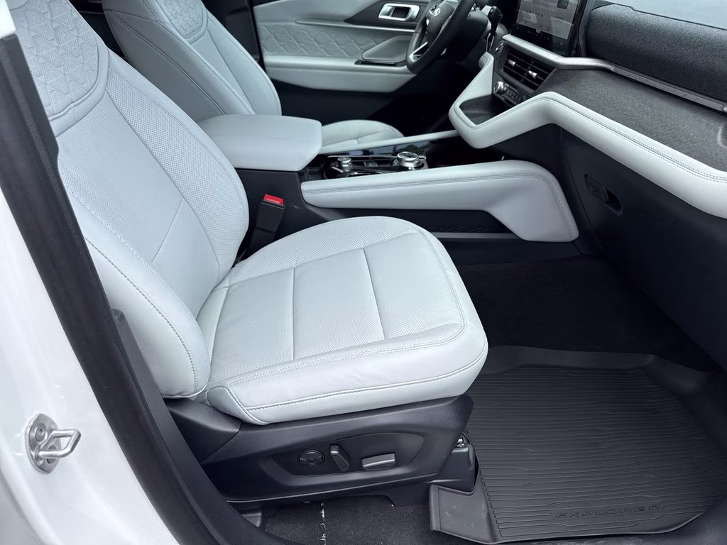 2026 Star White Metallic Tri-Coat Ford Explorer Platinum 4X4 SUV