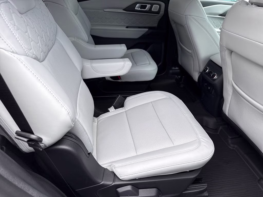 2026 Star White Metallic Tri-Coat Ford Explorer Platinum 4X4 SUV