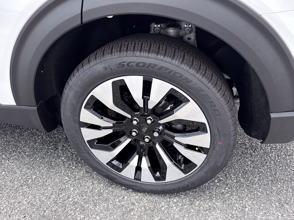 2026 Star White Metallic Tri-Coat Ford Explorer Platinum 4X4 SUV