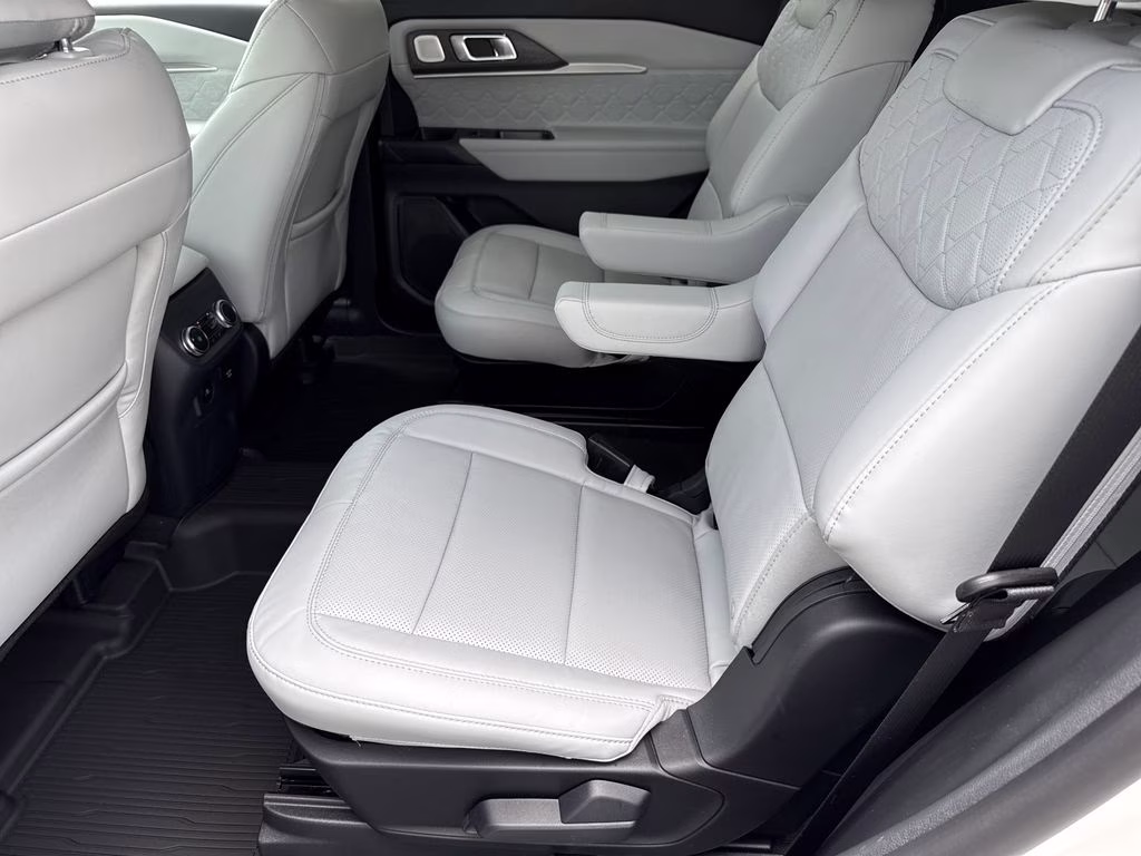 2026 Star White Metallic Tri-Coat Ford Explorer Platinum 4X4 SUV