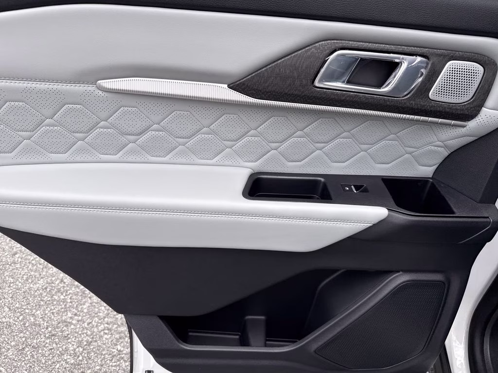 2026 Star White Metallic Tri-Coat Ford Explorer Platinum 4X4 SUV