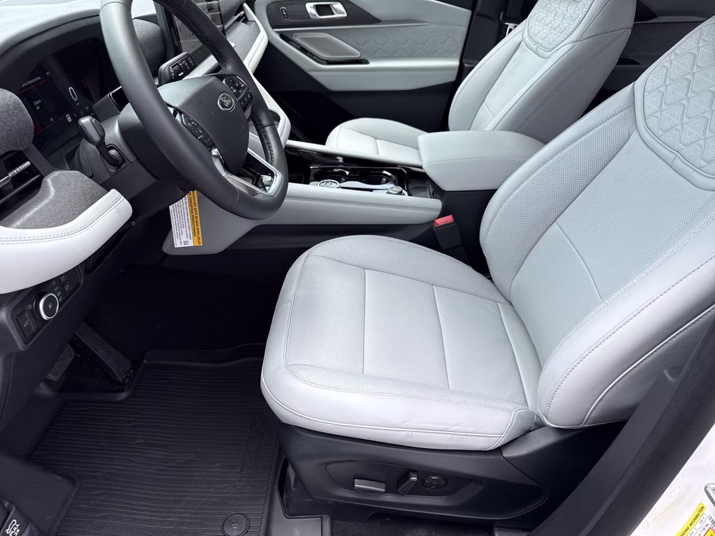 2026 Star White Metallic Tri-Coat Ford Explorer Platinum 4X4 SUV