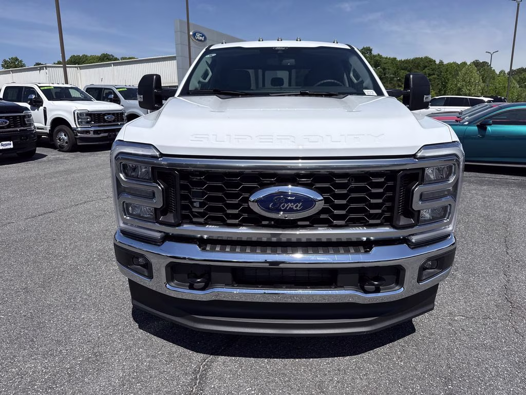 2026 Oxford White Ford Super Duty F-350 DRW XLT 4X4 Truck