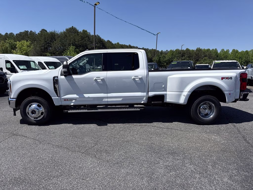 2026 Oxford White Ford Super Duty F-350 DRW XLT 4X4 Truck