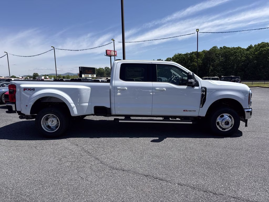 2026 Oxford White Ford Super Duty F-350 DRW XLT 4X4 Truck