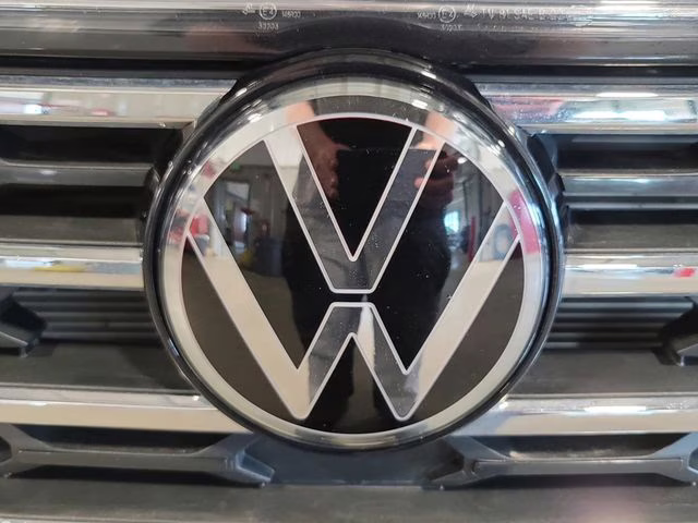 2025 Deep Black Pearl Volkswagen Atlas 2.0T SE w/Technology AWD SUV