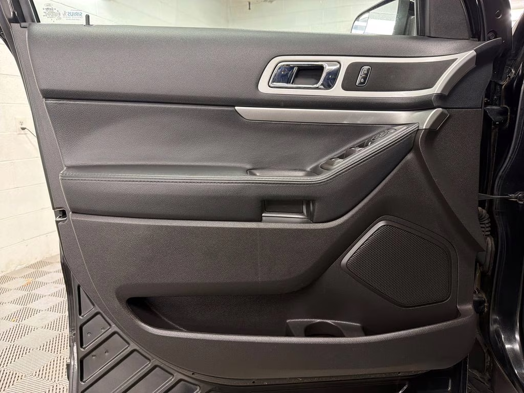 2015 Tuxedo Black Metallic Ford Explorer XLT FWD SUV