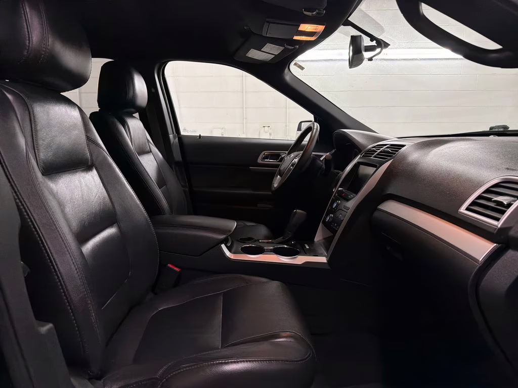 2015 Tuxedo Black Metallic Ford Explorer XLT FWD SUV