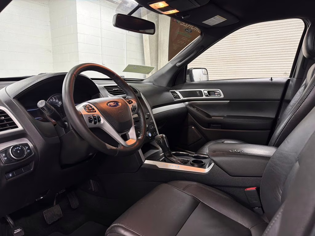 2015 Tuxedo Black Metallic Ford Explorer XLT FWD SUV