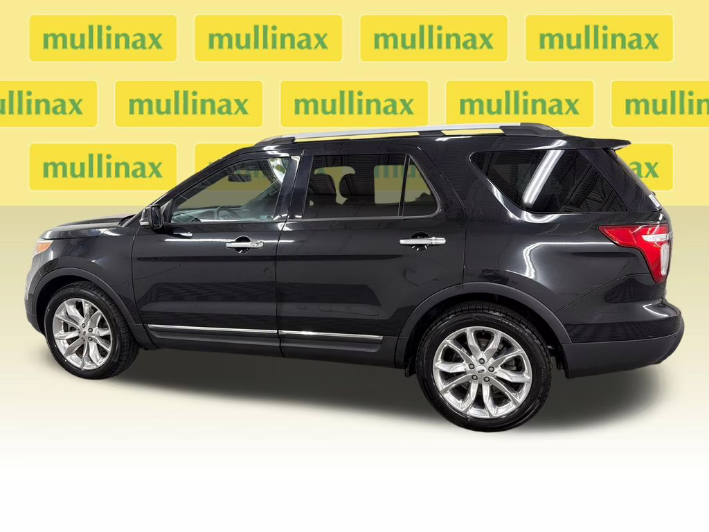 2015 Tuxedo Black Metallic Ford Explorer XLT FWD SUV