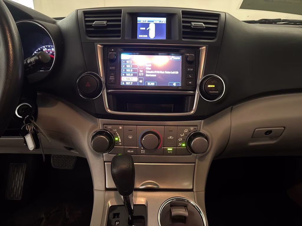 2013 Magnetic Gray Metallic Toyota Highlander Base FWD SUV