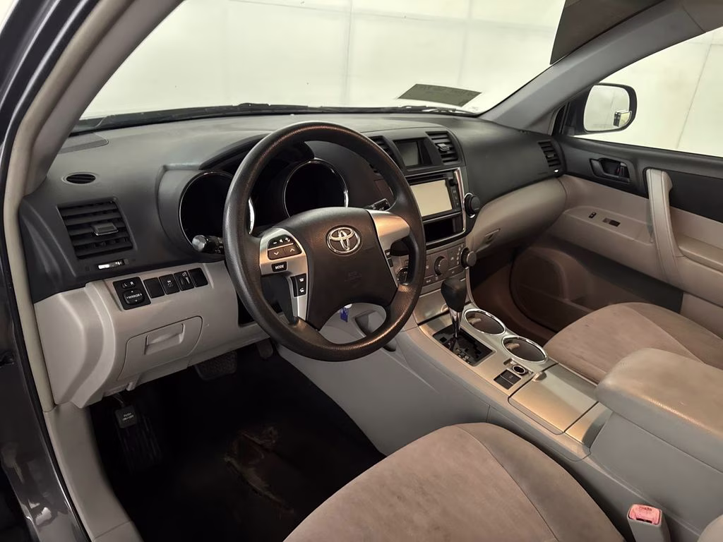 2013 Magnetic Gray Metallic Toyota Highlander Base FWD SUV