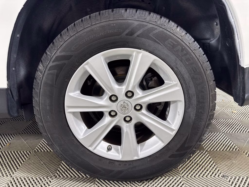 2013 Blizzard Pearl Toyota Highlander Base FWD SUV