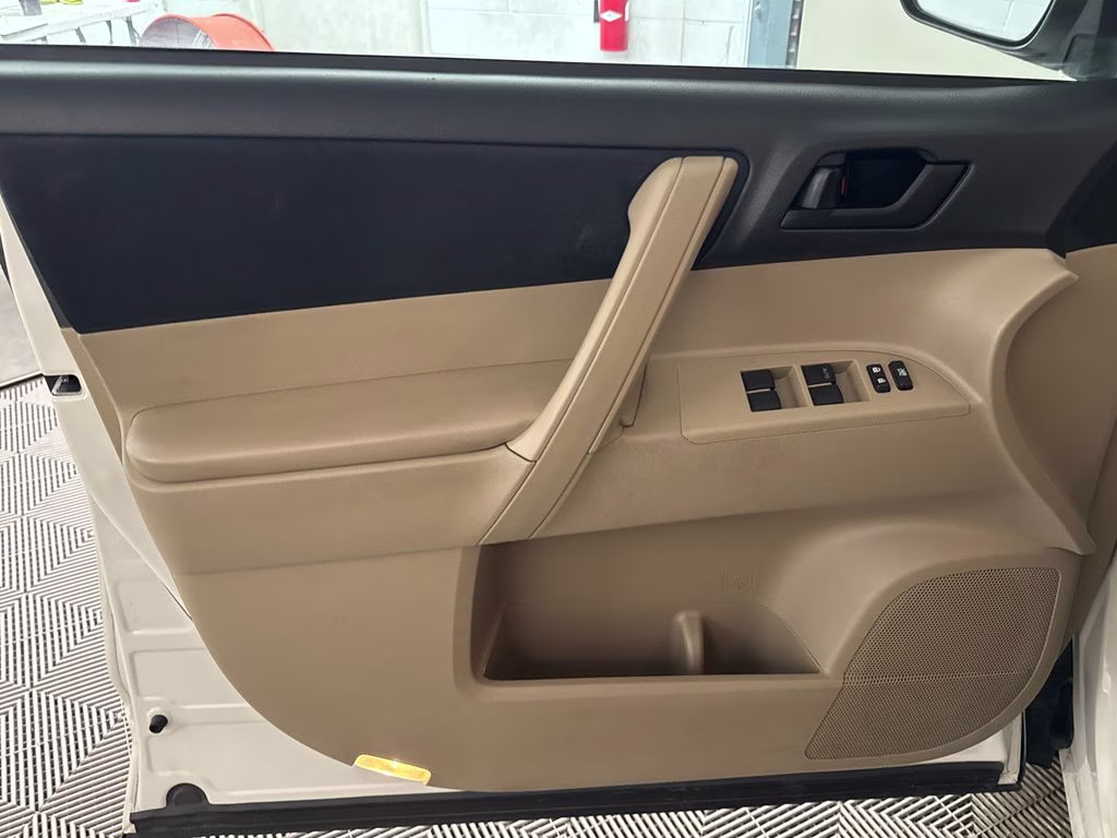 2013 Blizzard Pearl Toyota Highlander Base FWD SUV