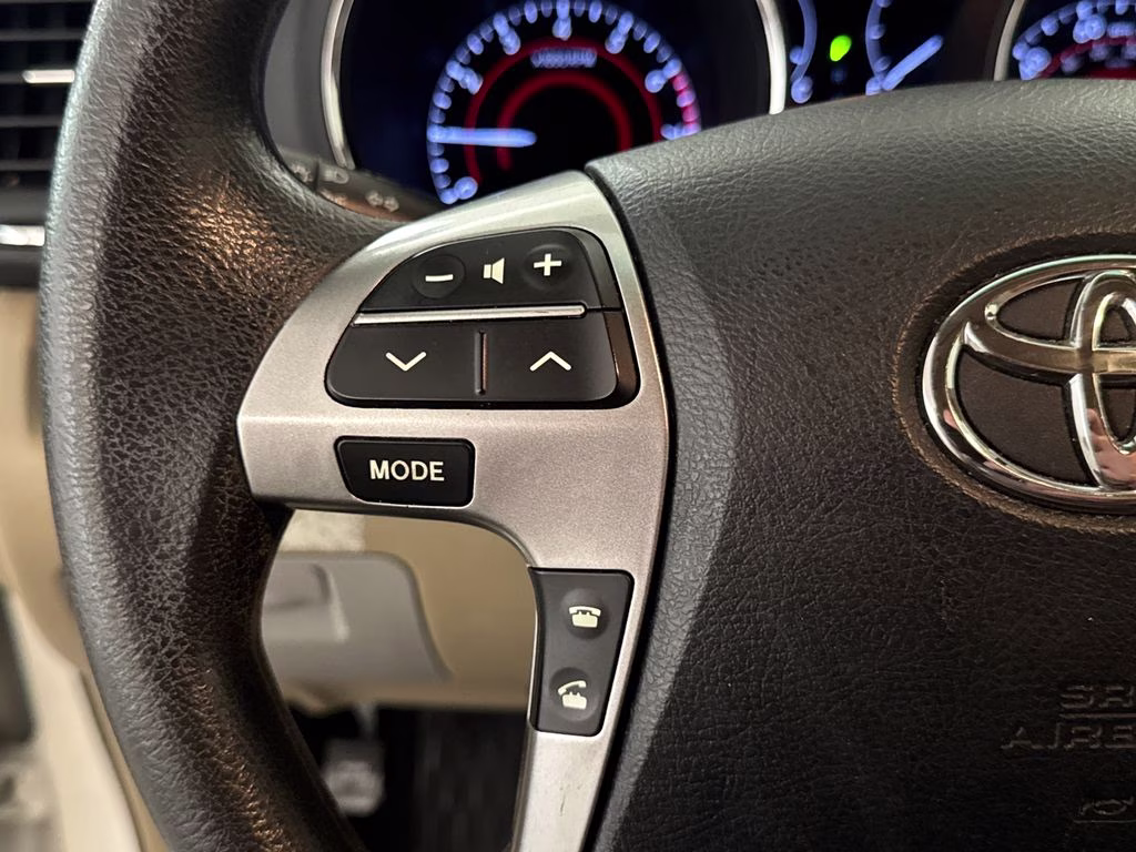 2013 Blizzard Pearl Toyota Highlander Base FWD SUV