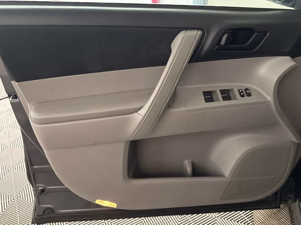 2013 Magnetic Gray Metallic Toyota Highlander Base FWD SUV