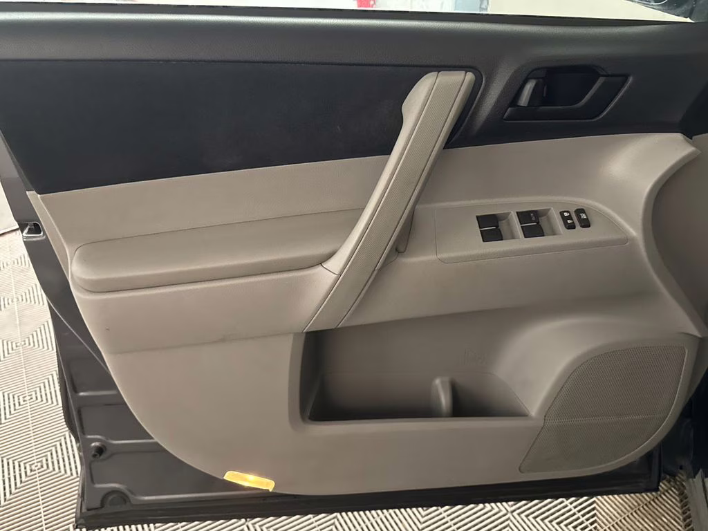 2013 Magnetic Gray Metallic Toyota Highlander Base FWD SUV