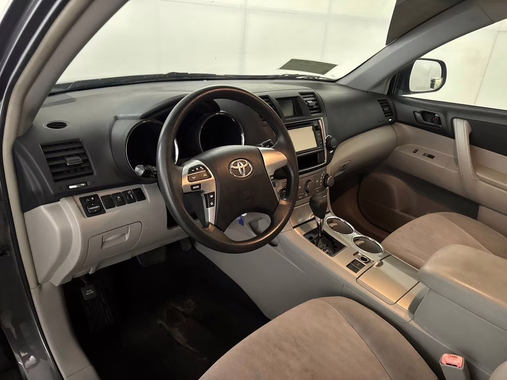 2013 Magnetic Gray Metallic Toyota Highlander Base FWD SUV