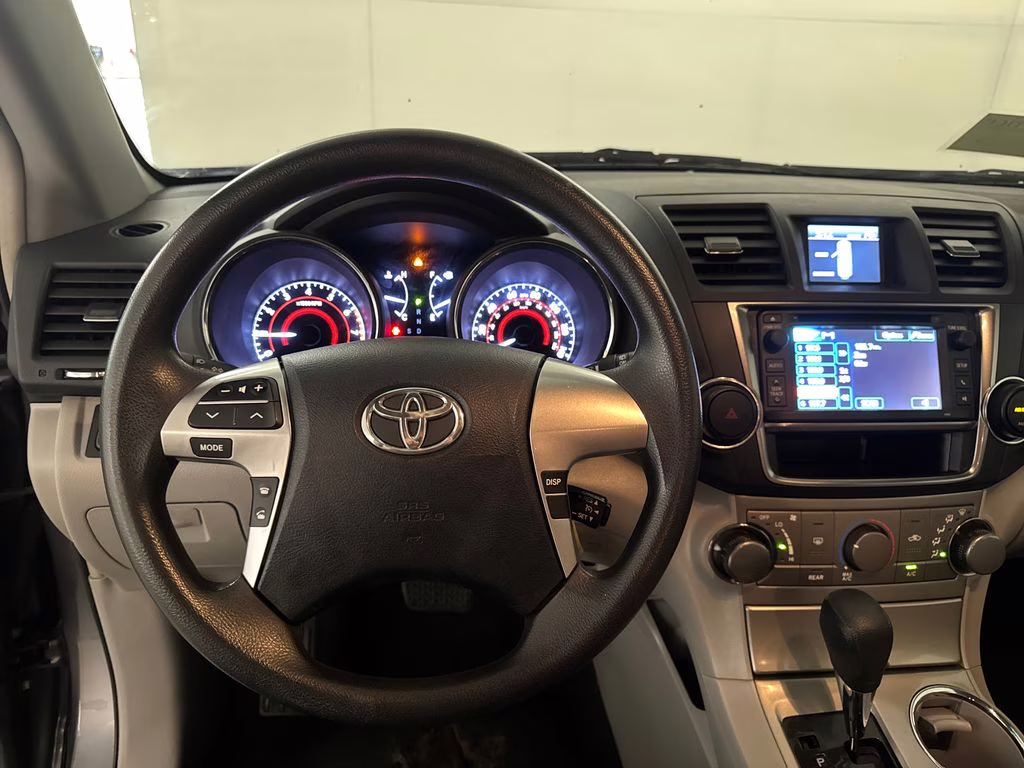 2013 Magnetic Gray Metallic Toyota Highlander Base FWD SUV