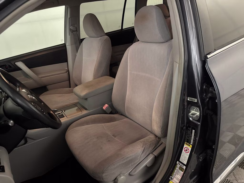 2013 Magnetic Gray Metallic Toyota Highlander Base FWD SUV
