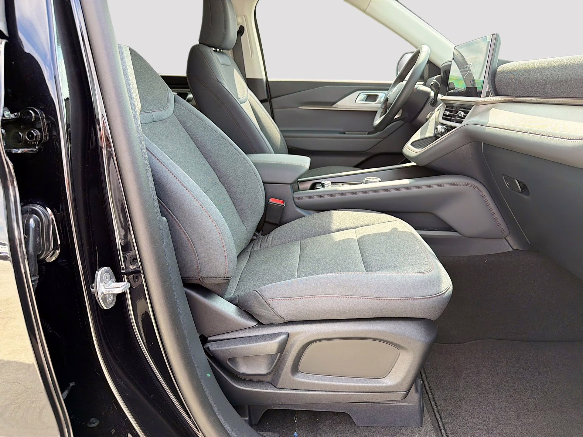2026 Agate Black Metallic Ford Explorer Active RWD SUV
