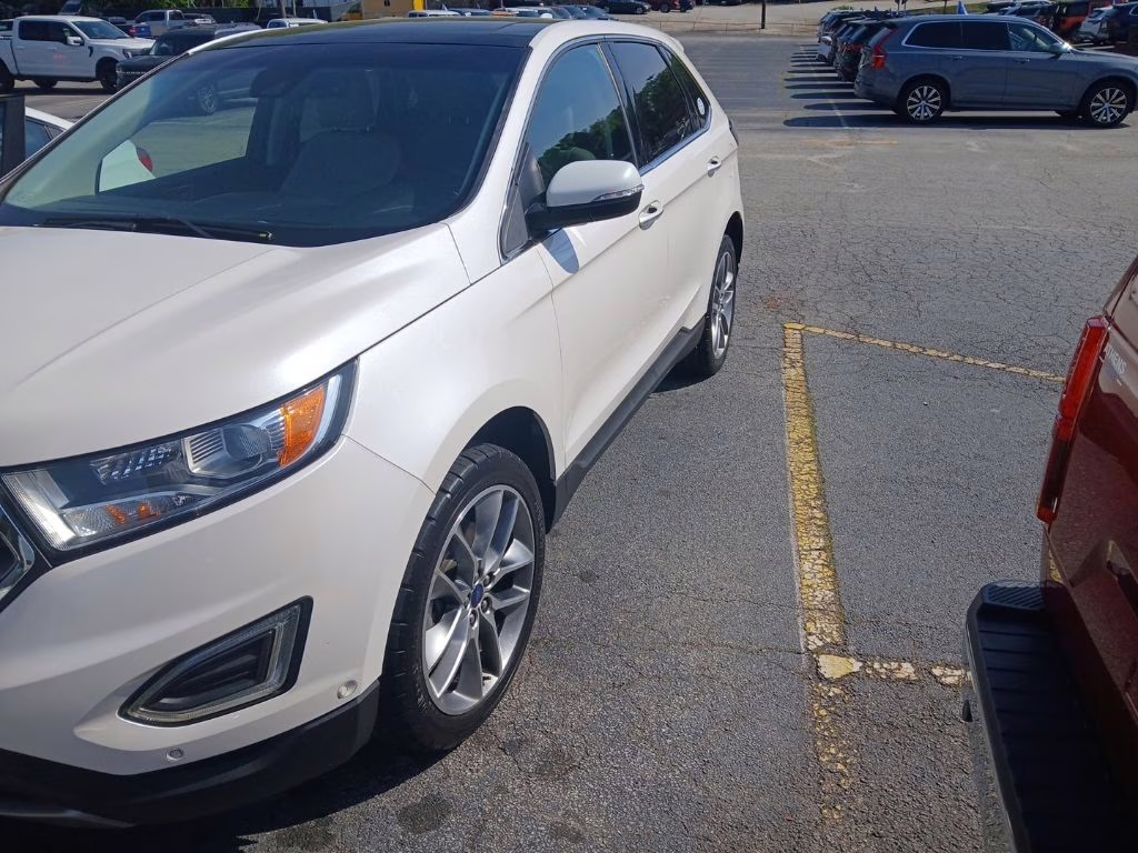 2017 White Platinum Clearcoat Metallic Ford Edge Titanium FWD SUV