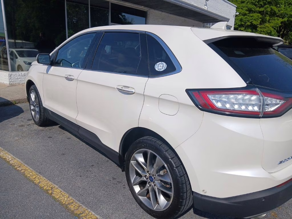 2017 White Platinum Clearcoat Metallic Ford Edge Titanium FWD SUV