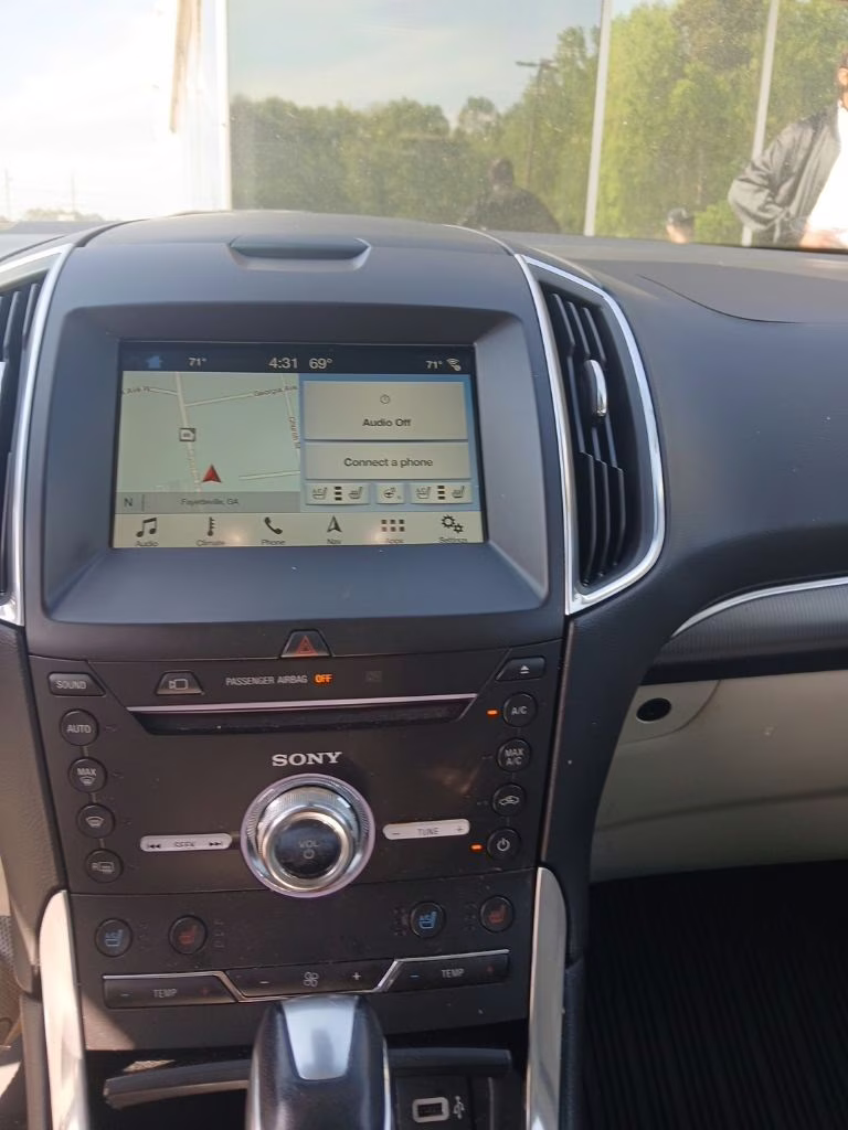 2017 White Platinum Clearcoat Metallic Ford Edge Titanium FWD SUV