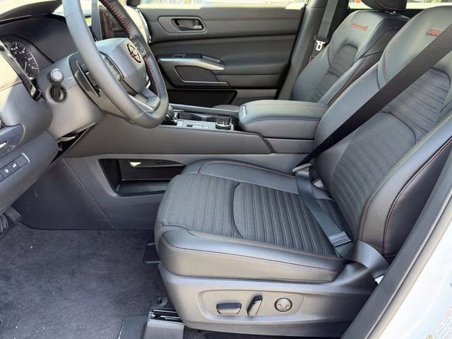 2026 Everest White Pearl/Black Nissan Pathfinder Rock Creek 4X4 SUV
