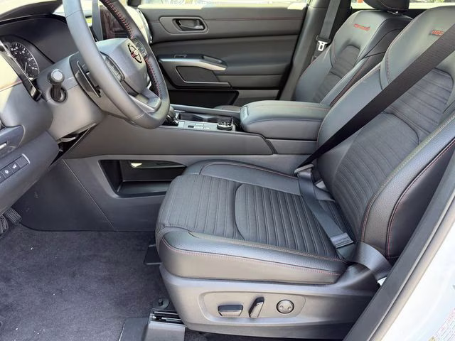 2026 Everest White Pearl/Black Nissan Pathfinder Rock Creek 4X4 SUV