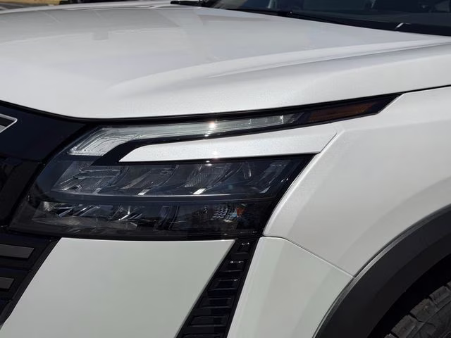 2026 Everest White Pearl/Black Nissan Pathfinder Rock Creek 4X4 SUV