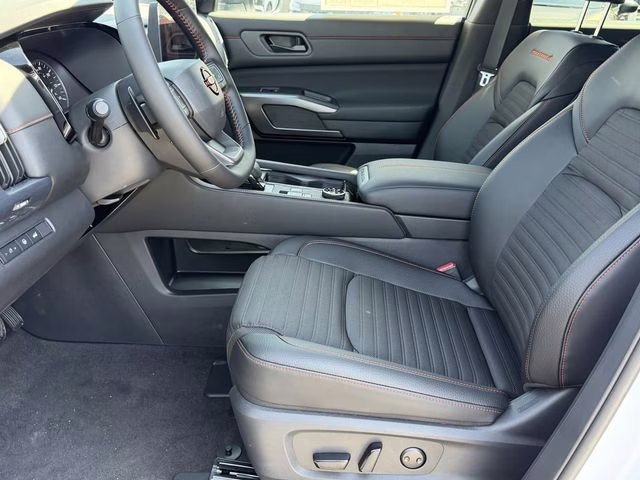 2026 Everest White Pearl/Black Nissan Pathfinder Rock Creek 4X4 SUV