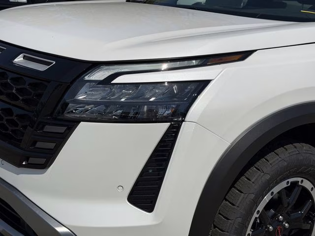 2026 Everest White Pearl/Black Nissan Pathfinder Rock Creek 4X4 SUV