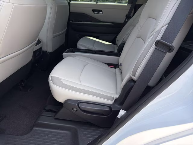 2026 Everest White Pearl Tricoat Nissan Pathfinder SL FWD SUV