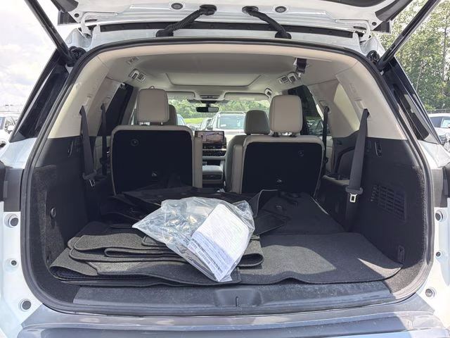 2026 Everest White Pearl Tricoat Nissan Pathfinder SL FWD SUV