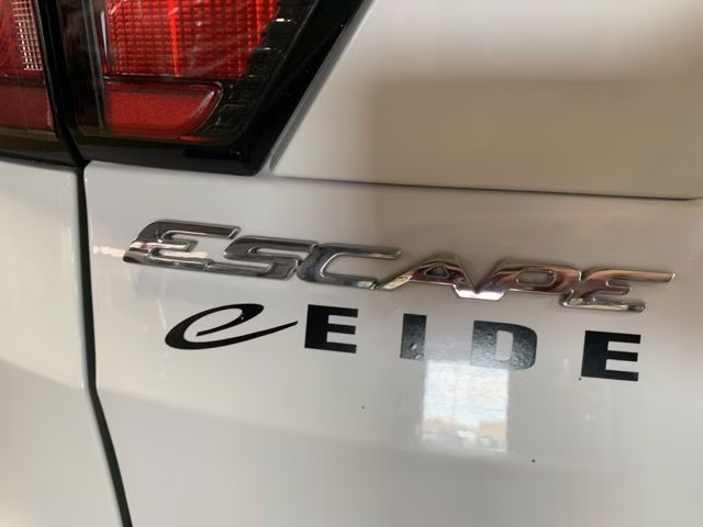 2018 Oxford White Ford Escape SE 4X4 SUV