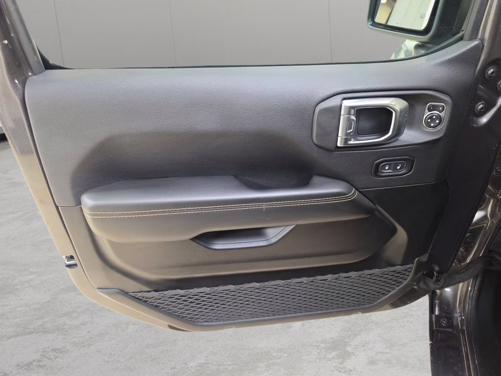 2025 Granite Crystal Metallic Clearcoat Jeep Wrangler 4xe Sahara 4X4 SUV