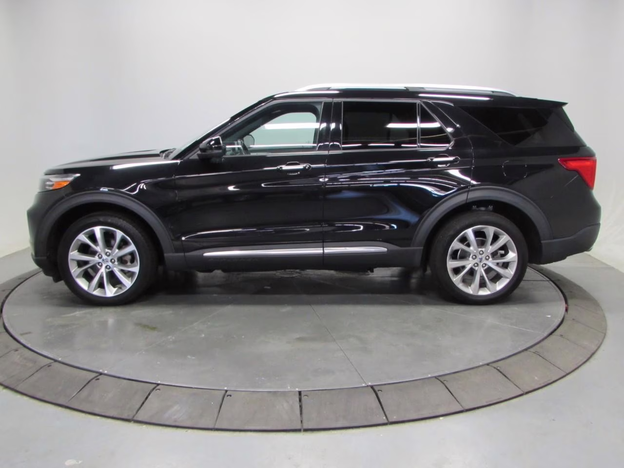 2022 Agate Black Metallic Ford Explorer Platinum 4X4 SUV