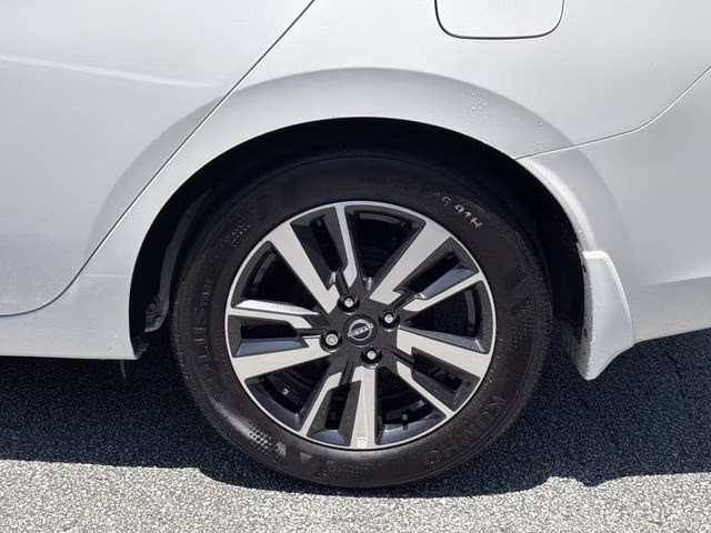 2025 Aspen White Tricoat Nissan Versa 1.6 SV FWD Sedan