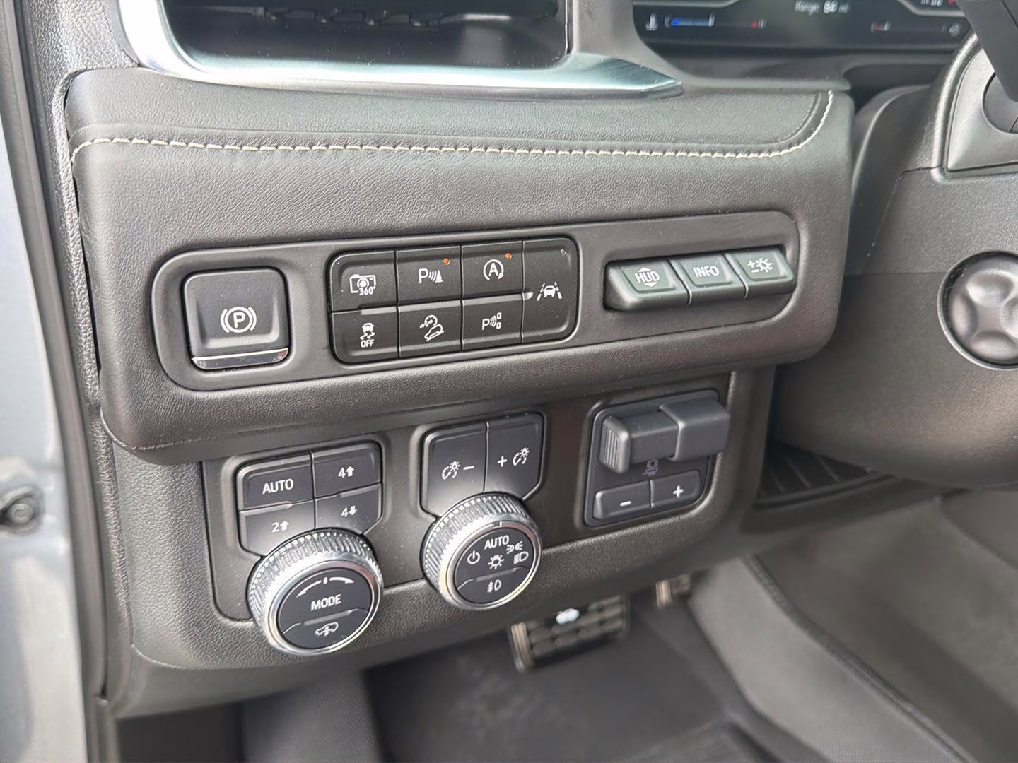 2024 Sterling Metallic GMC Yukon XL Denali Ultimate 4X4 SUV