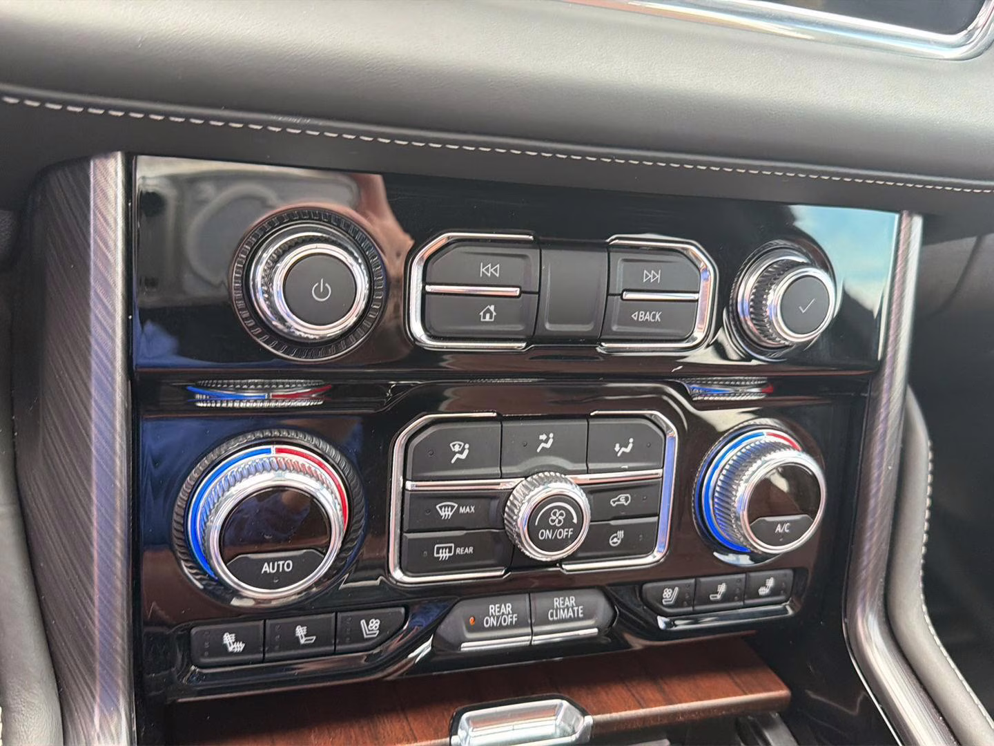 2024 Sterling Metallic GMC Yukon XL Denali Ultimate 4X4 SUV