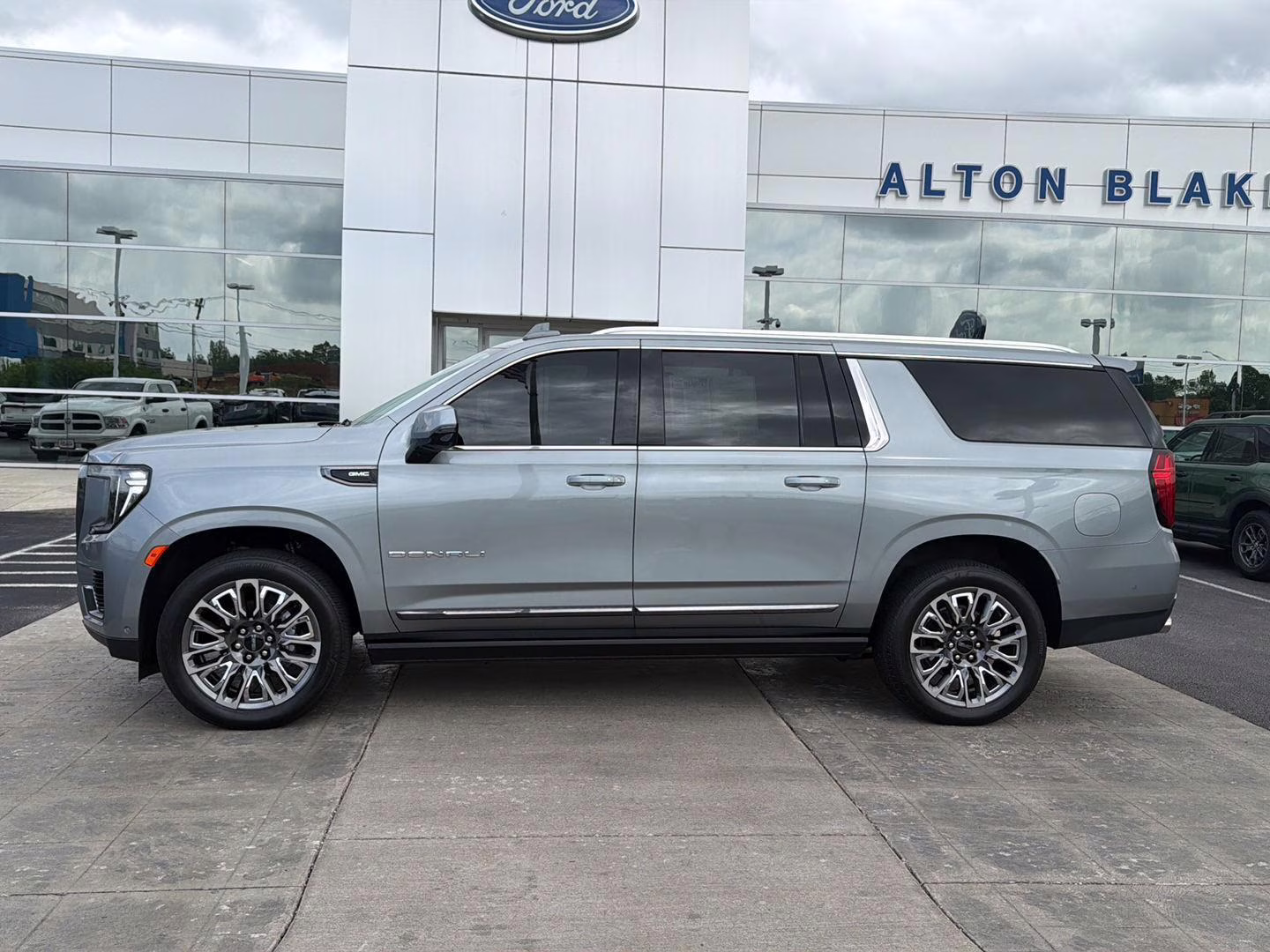 2024 Sterling Metallic GMC Yukon XL Denali Ultimate 4X4 SUV