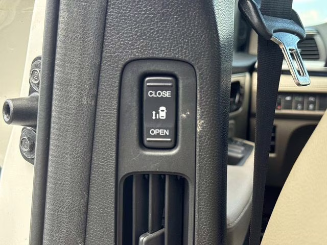 2019 White Honda Odyssey Elite FWD Van