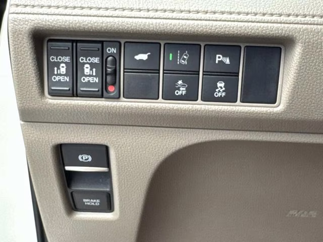 2019 White Honda Odyssey Elite FWD Van