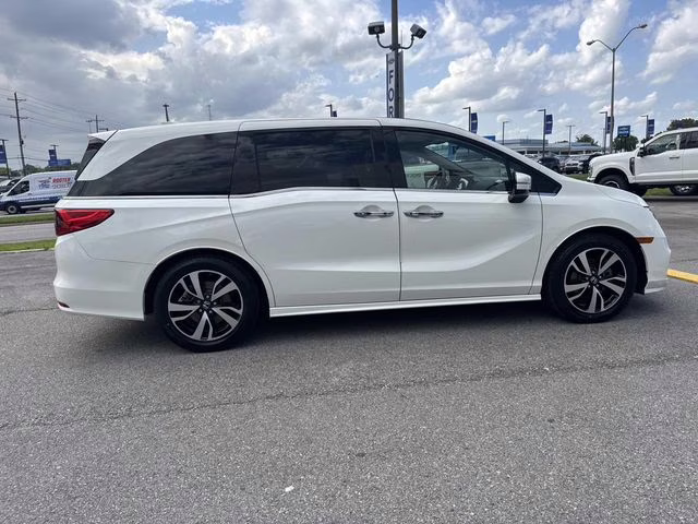 2019 White Honda Odyssey Elite FWD Van